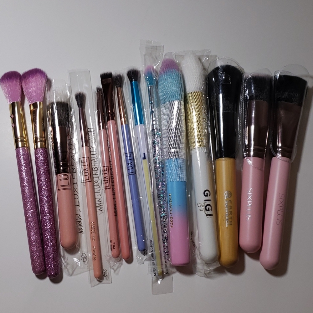 12 Piece Makeup Brush Set!!